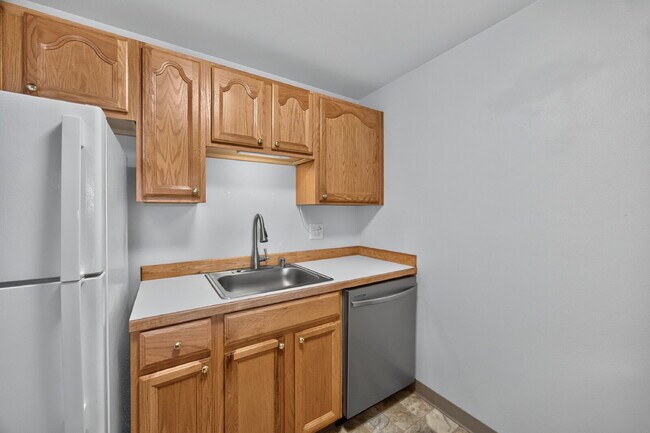 Building Photo - Your New Auburn Home Awaits — Bright 2BR Condo with Balcony & Pool Access