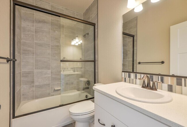 Building Photo - Beautiful 3 Bedroom, 2.5 Bath Ranch in Berthoud!