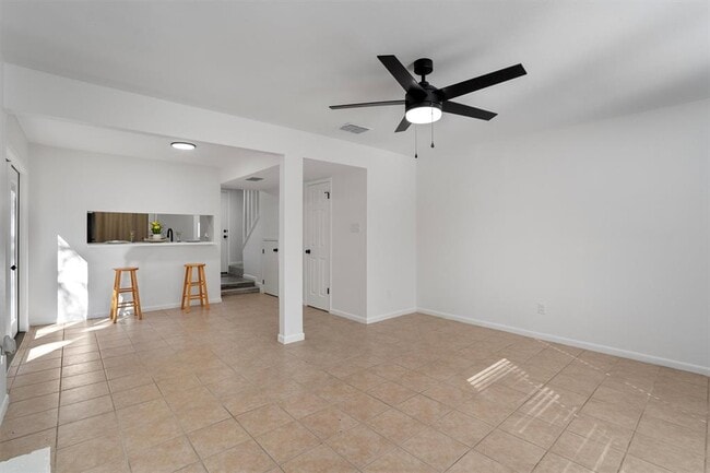 Building Photo - 6909 Woodhue Dr