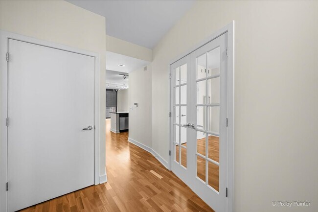 Building Photo - 744 N Clark St