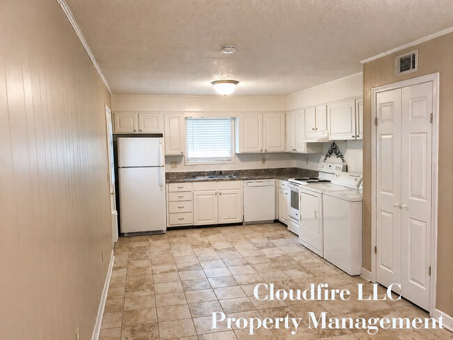 Building Photo - 232 James Cir