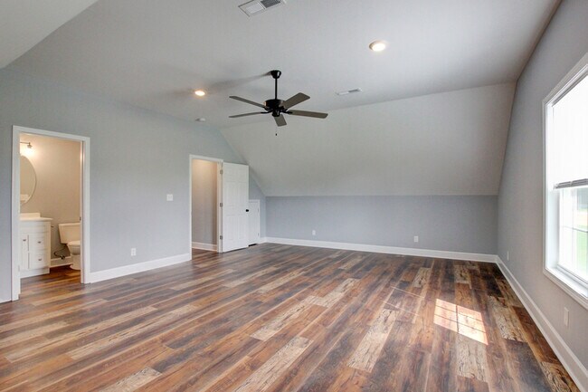 Building Photo - 133 Riverbend Dr