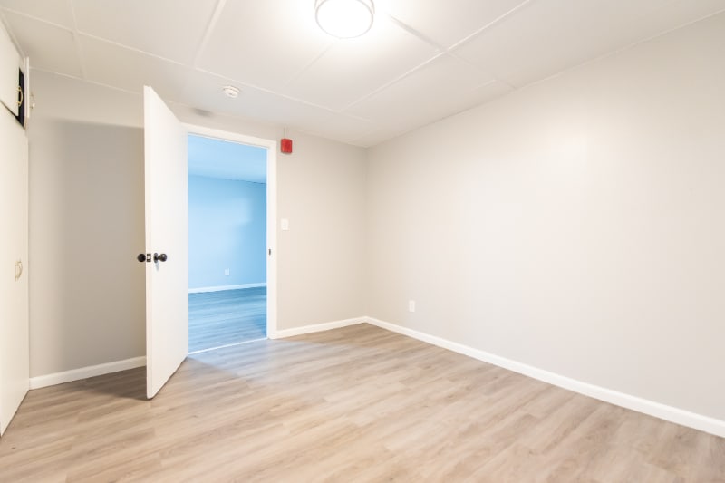 Building Photo - 656 N Main St