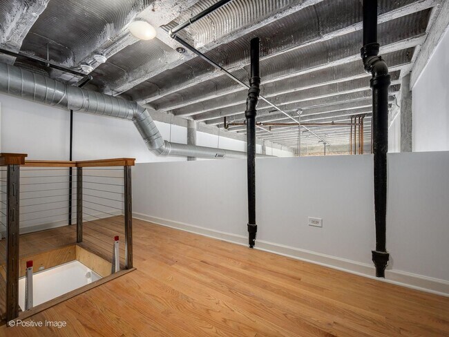 Building Photo - 2545 S Dearborn St