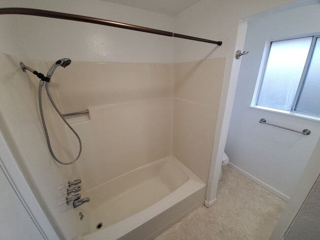 Building Photo - 3-bedroom home with remodeled kitchen and fenced backyard!