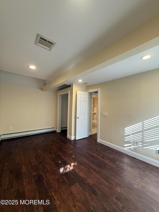 Building Photo - 9 Main St