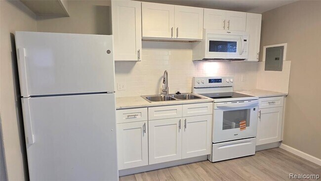 Building Photo - 33507 Berville Ct
