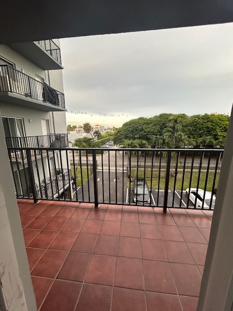 Open air front hallway (no neighbors in front) - 900 SW 84th Ave