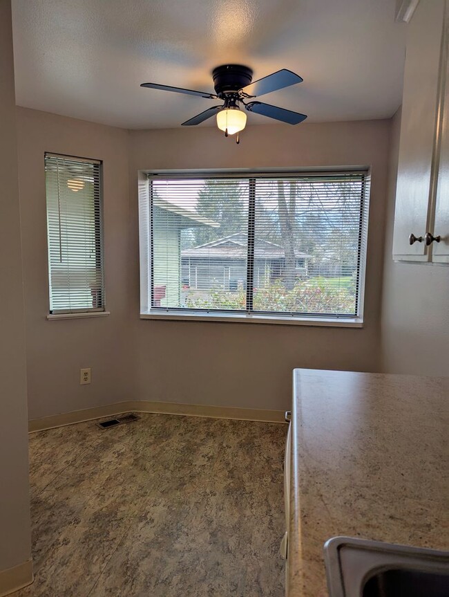 Building Photo - Beautifully Upgraded Duplex Tigard