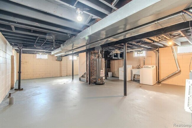 Building Photo - 1216 E George Ave