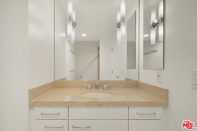 Building Photo - 13600 Marina Pointe Dr