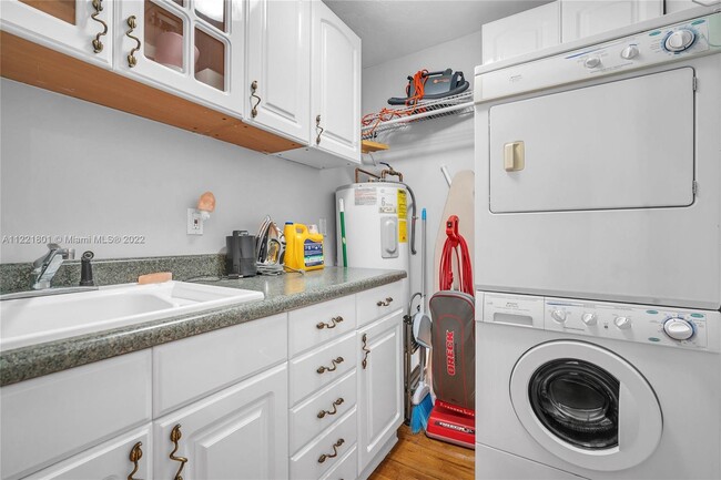 Laundry room with washer/dryer, sink & plenty of storage cabinets - 1109 NE 3rd St