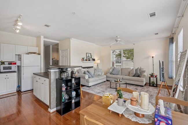Building Photo - Stylish 3-Level Condo with Garage in Prime...