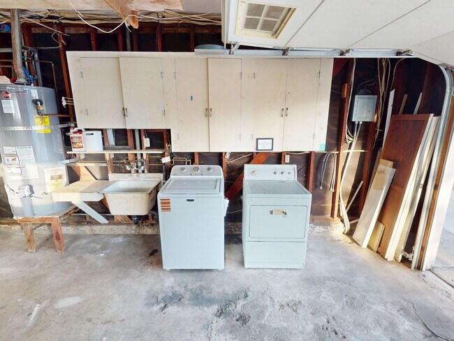 Building Photo - 5375 E Falls View Dr