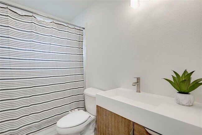 Building Photo - 16302 Bates Cove