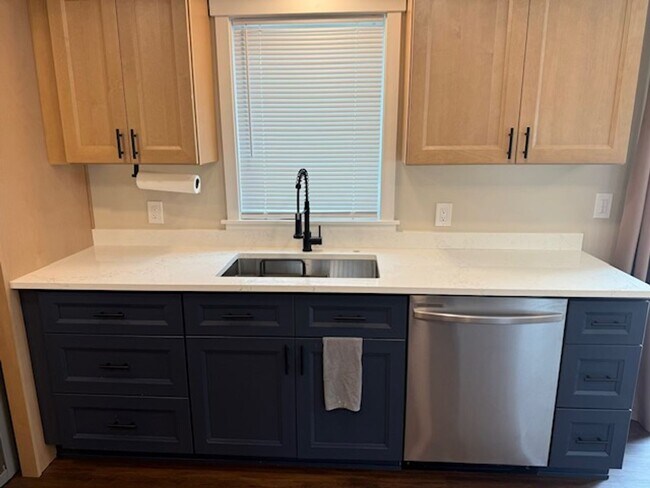 Building Photo - 3 Bedroom 2 bathroom House! Move in Special!