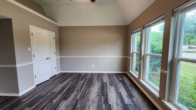 Building Photo - Remodeled with Luxurious Finishes!