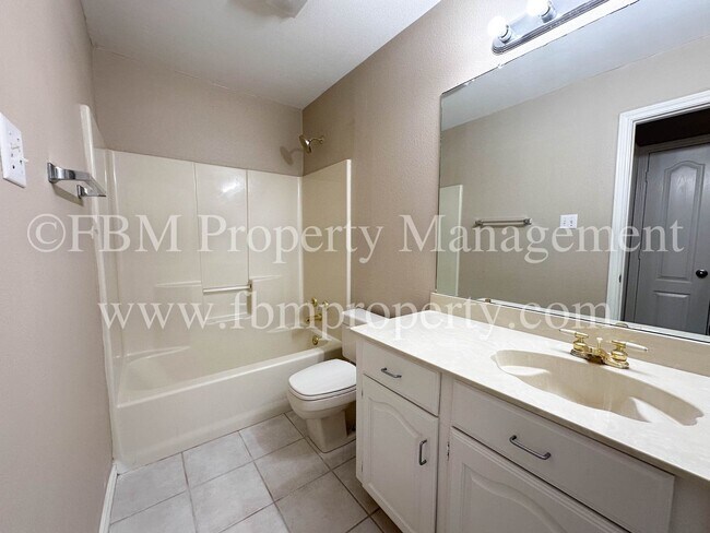 Building Photo - 803 Lakeway Dr
