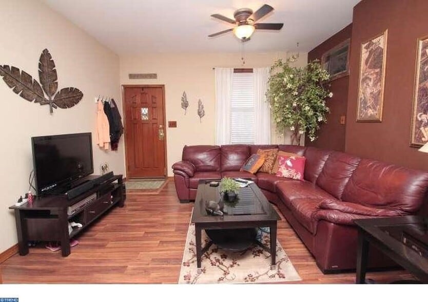 old tenant photos to show space in entrance - 2516 E Oakdale St