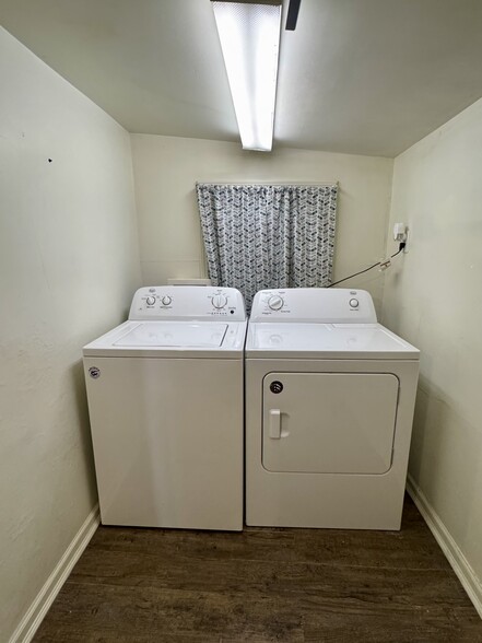 Building Photo - 2422 1st St