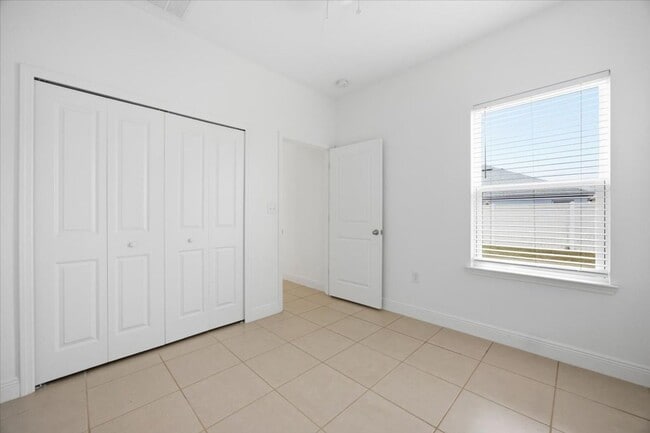 Building Photo - Stunning 4-Bedroom, 2-Bath Home in Poinciana with Modern Upgrades