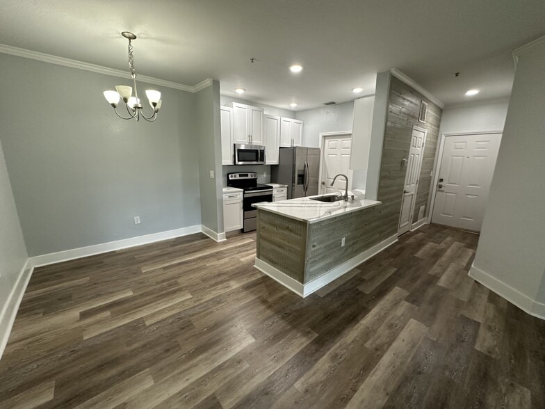 Building Photo - 10123 Courtney Palms Blvd