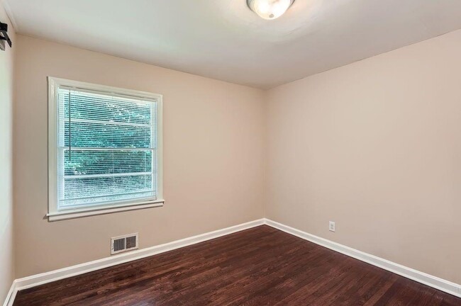 Building Photo - 3128 Beech Dr