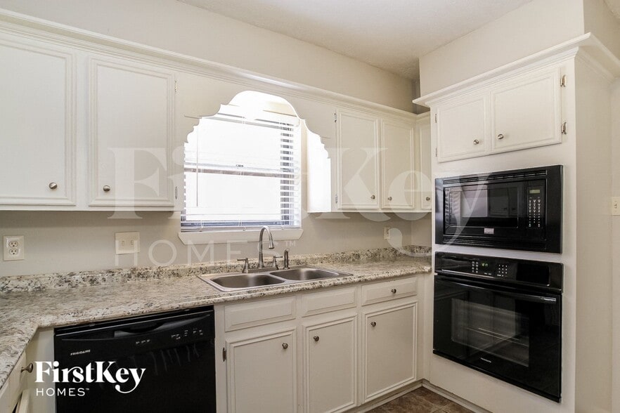 Building Photo - 3811 Fernglade Dr
