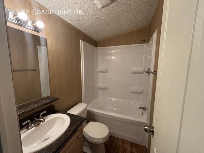 Building Photo - 183 Coachlight Dr