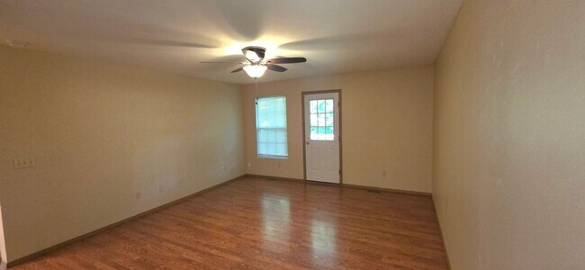 Building Photo - Close to Missouri State University! 3 Bedroom 2 Bathroom for $1295