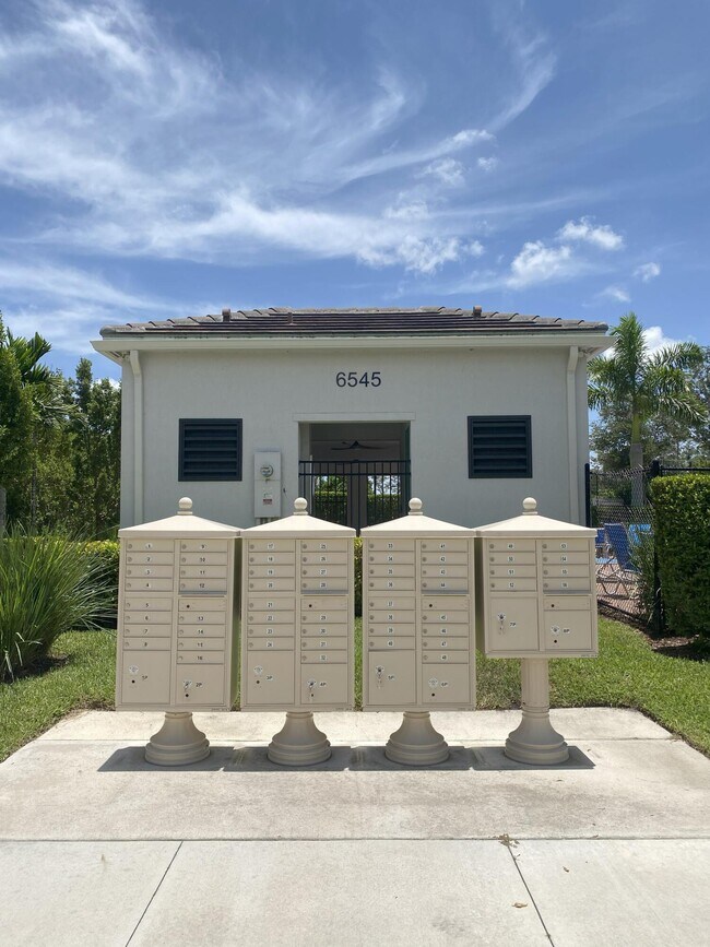 Building Photo - 6668 Pointe of Woods Dr