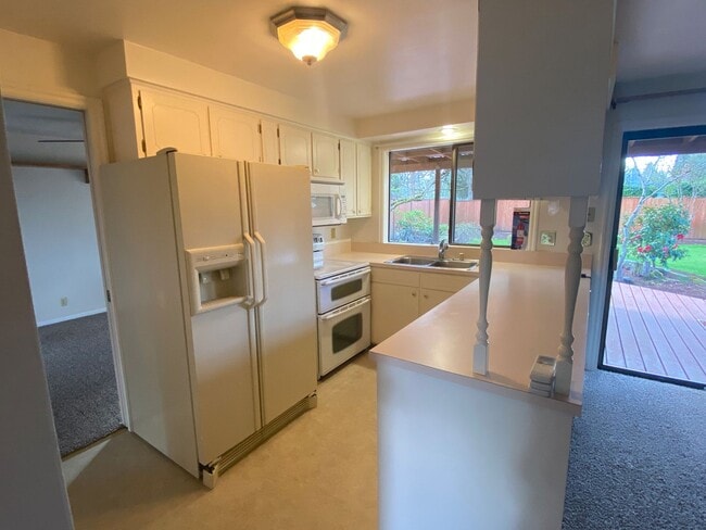 Building Photo - DECEMBER RENT FREE!