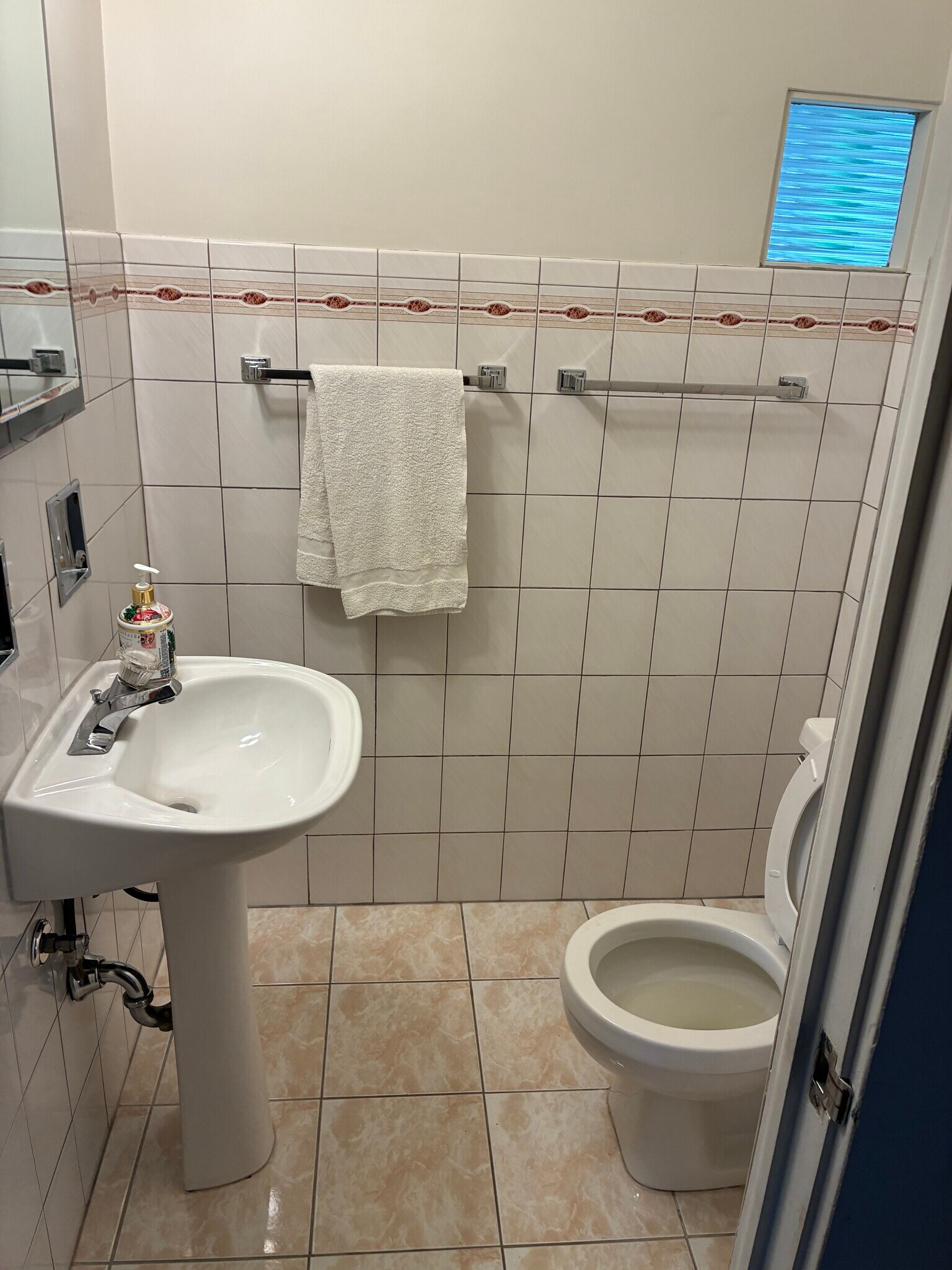 0.50 bathroom-main floor - 4915 Jerome Ave