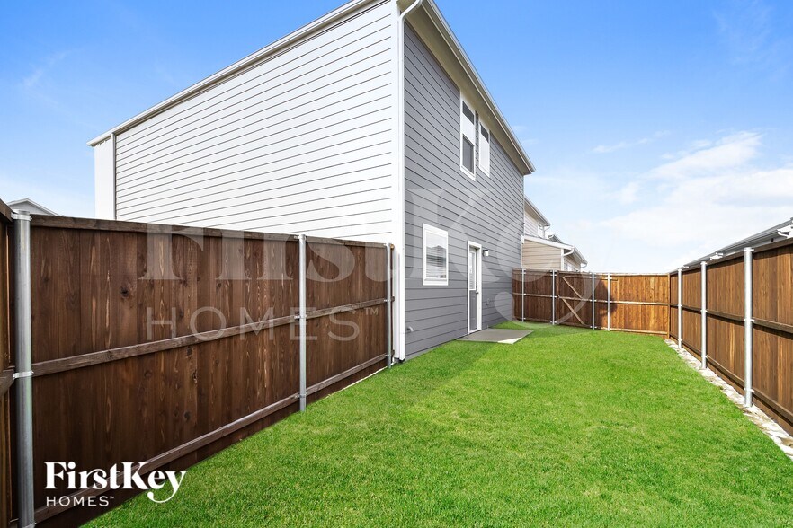 Building Photo - 600 Ava Trl