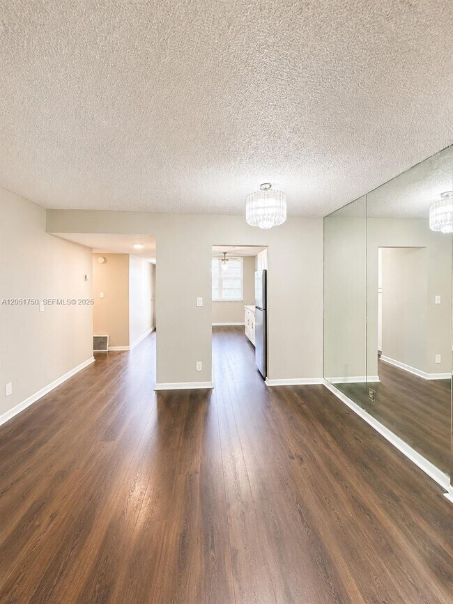 Building Photo - 250 Jacaranda Dr