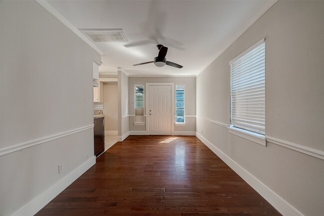 Building Photo - 5831 Annunciation St