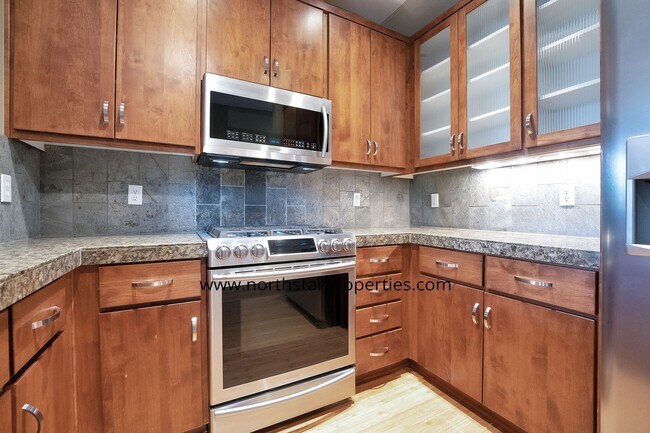 Building Photo - Stylish Multnomah Village Townhome