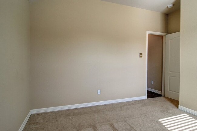 Building Photo - 6824 Fox Tail Dr