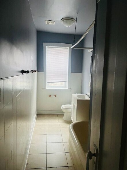 Building Photo - 7828 S Ellis Ave