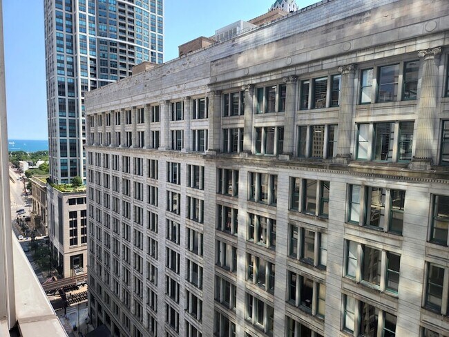 Building Photo - 8 E Randolph St