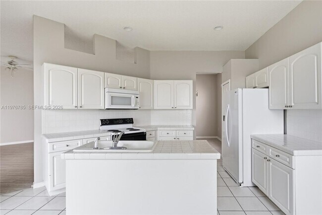 Building Photo - 575 SE 29th Dr