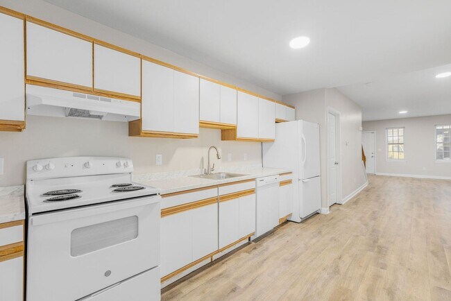 Building Photo - Pet Friendly 2 BR townhouse