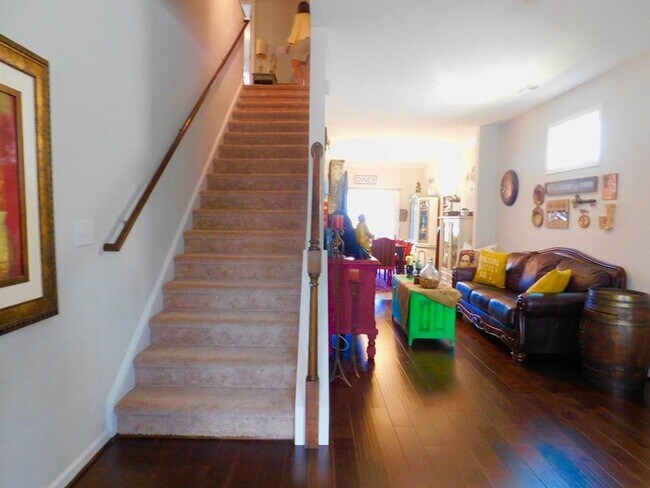 Building Photo - CUTE 4 BEDROOM AVAILABLE NOW
