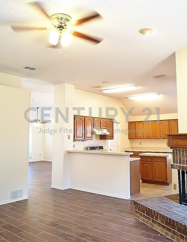 Building Photo - Well-Maintained 4/2/2 with 2 Living and 2 ...