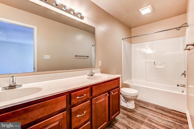 Building Photo - 180 Breezewood Dr