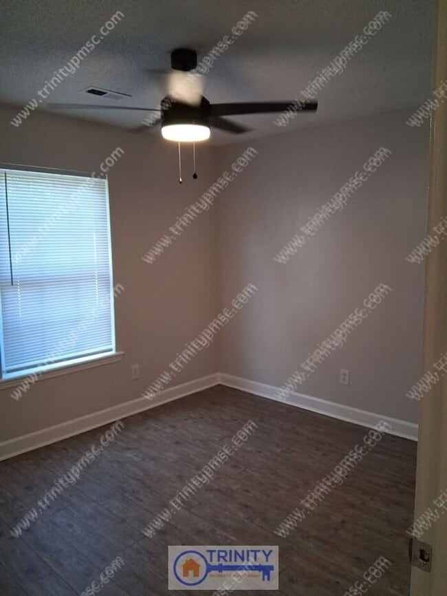 Building Photo - NEWLY UPDATED!! Ready and waiting for you!