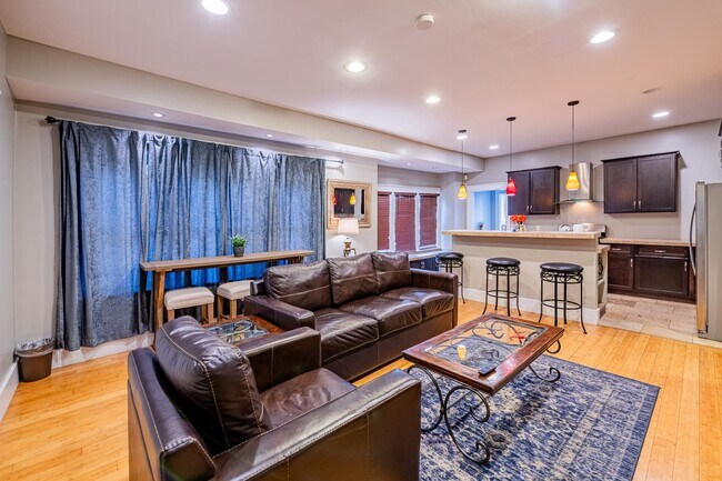 Building Photo - 902 Marquette Ave NW