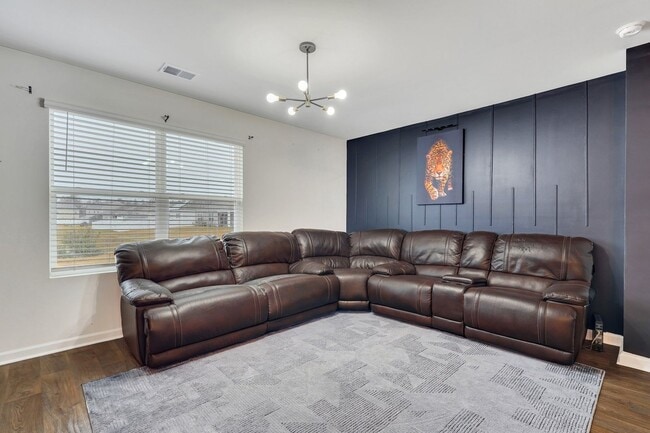 Building Photo - 4 Bed, 2 Bath Gem in Park West!