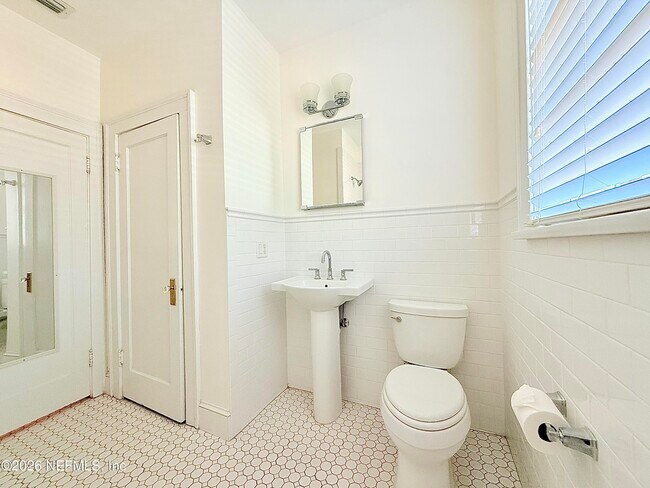 Building Photo - 3110 Oak St