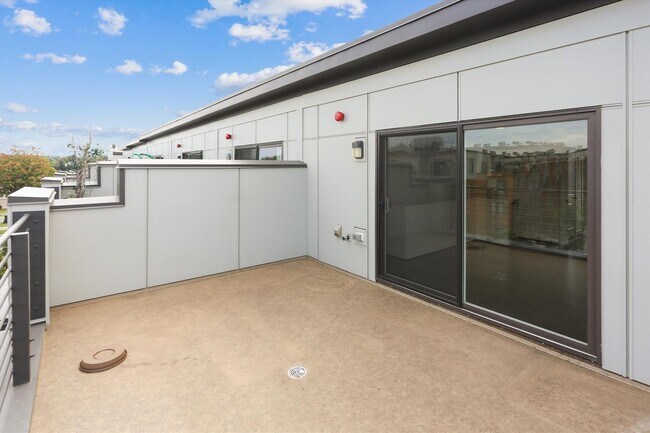 Building Photo - Luxury END-UNIT garage townhouse - 4BD/4.5BA!